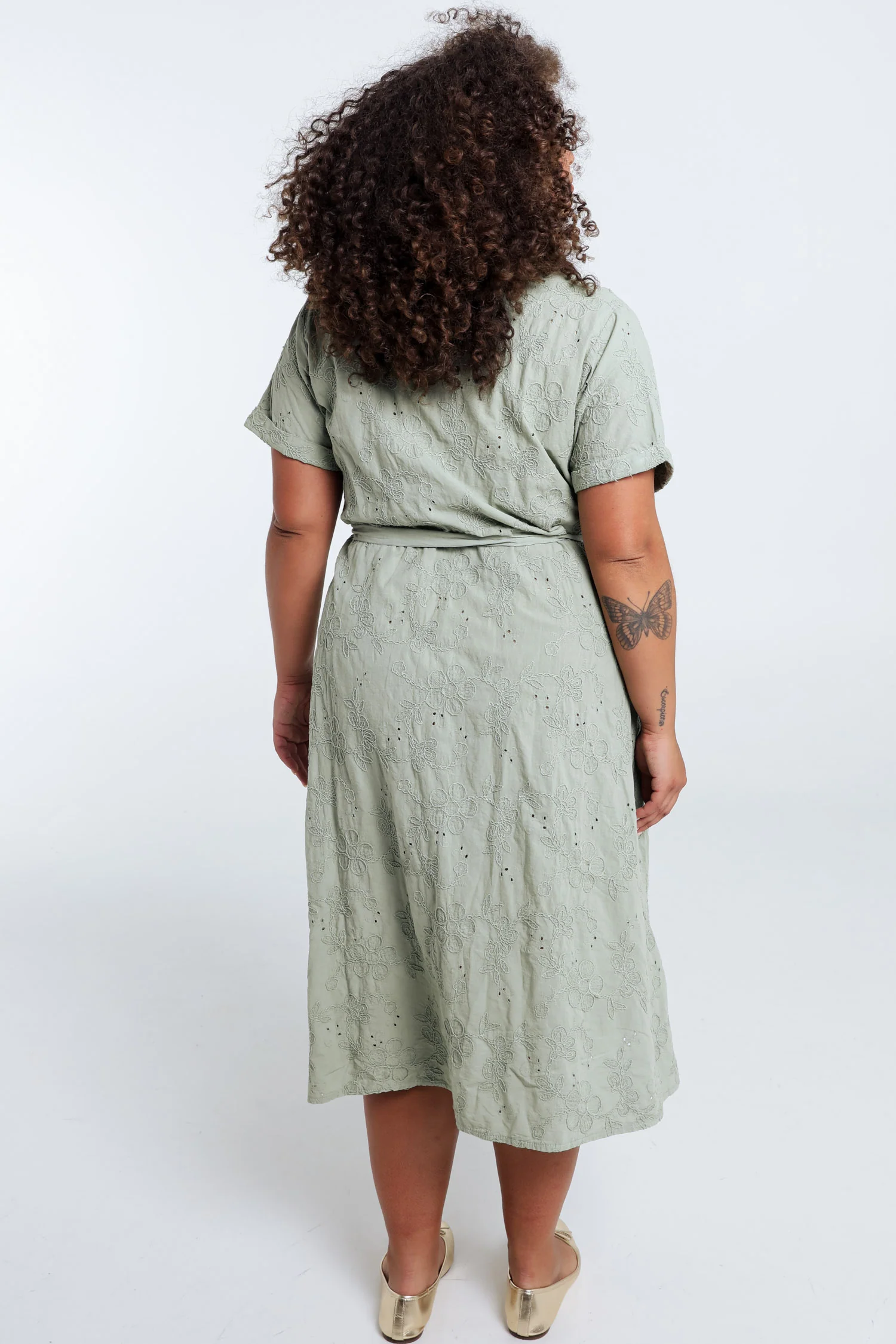 Longue robe chemise en coton unie et brodée