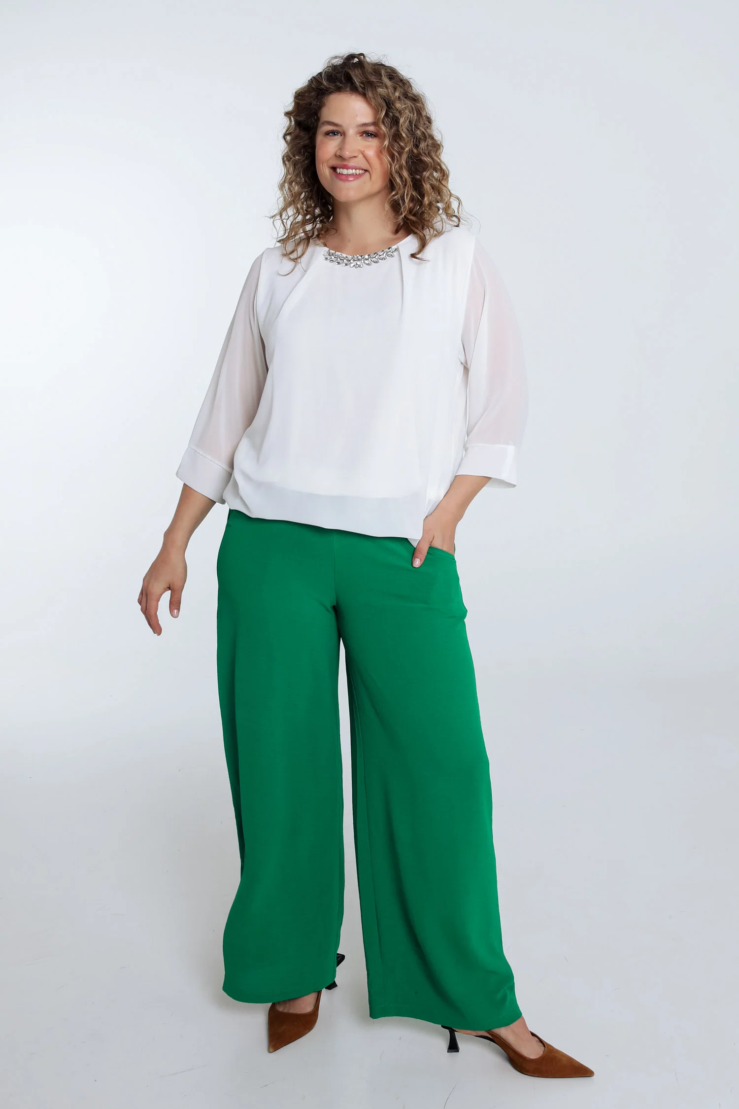 Blouse unie avec bijoux – Image 9