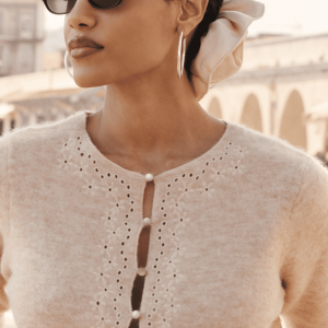 Gilet avec des boutons ronds et des manches longues