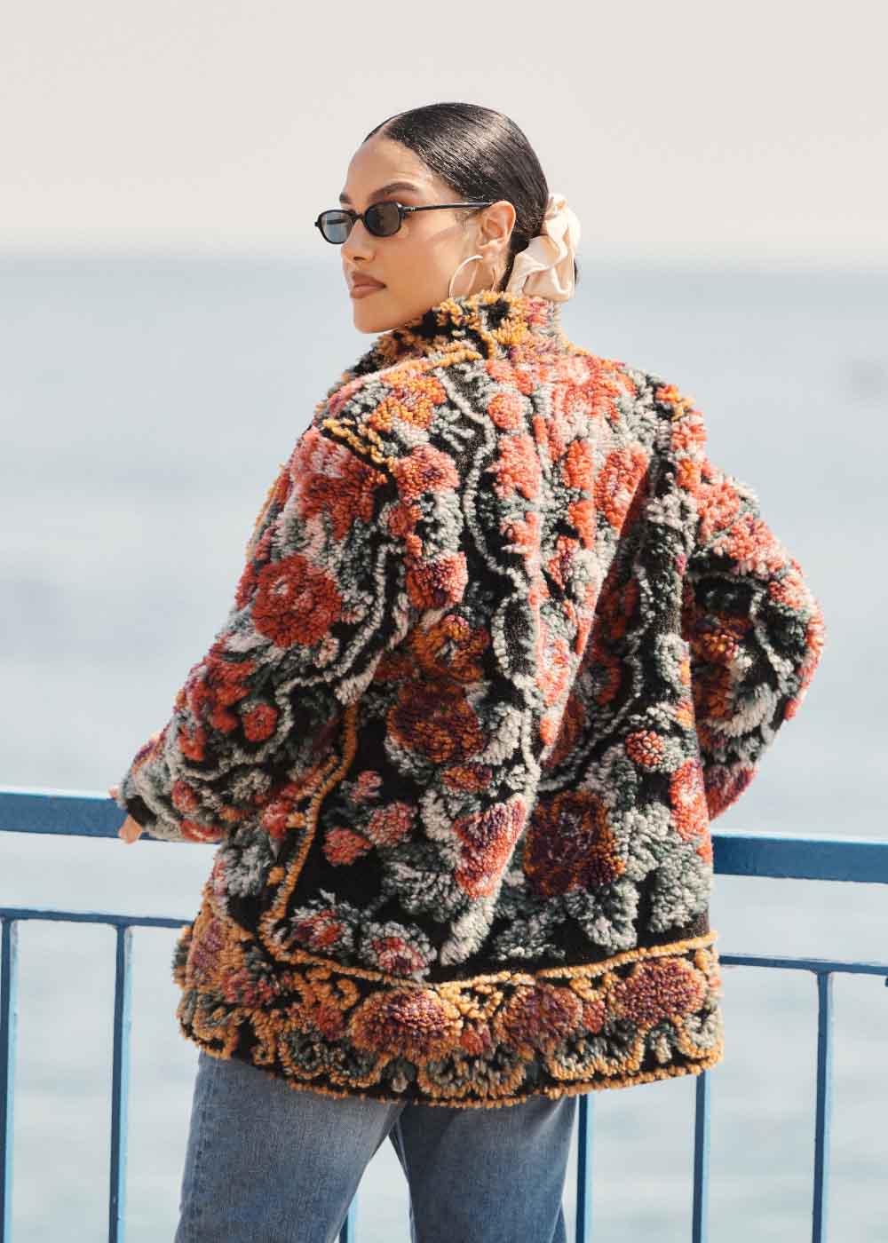 Manteau fausse fourrure imprimée à motifs avec col cygne – Image 3