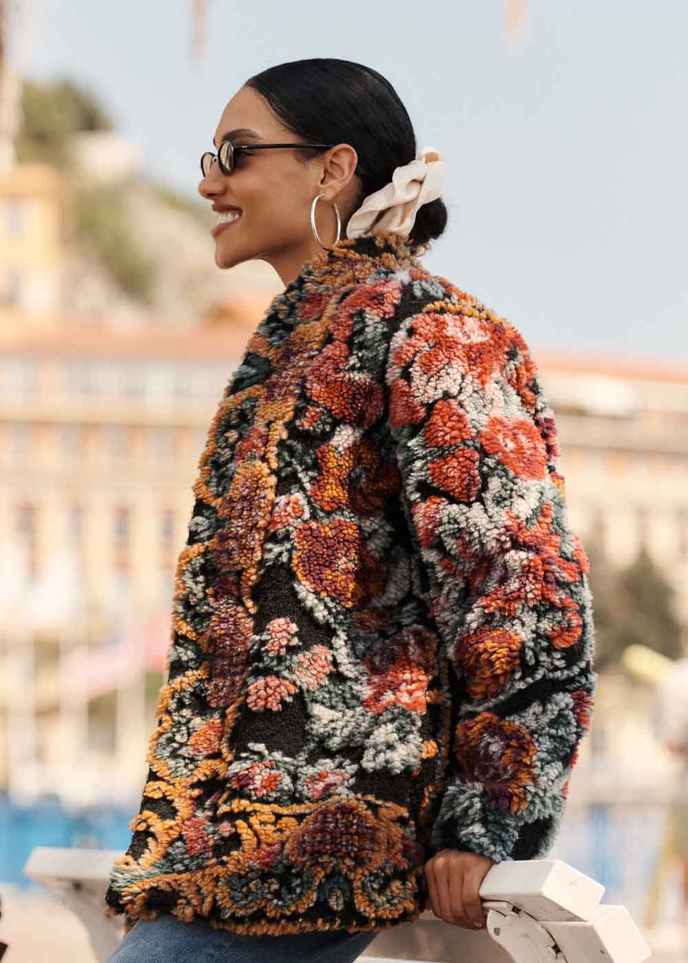 Manteau fausse fourrure imprimée à motifs avec col cygne – Image 4