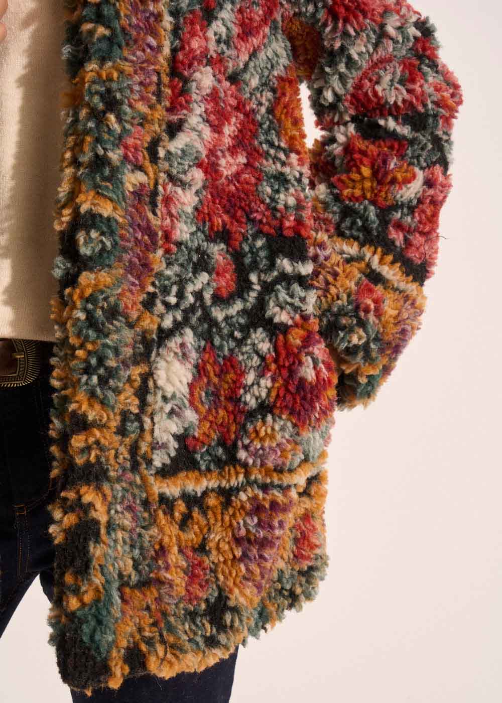 Manteau fausse fourrure imprimée à motifs avec col cygne – Image 6