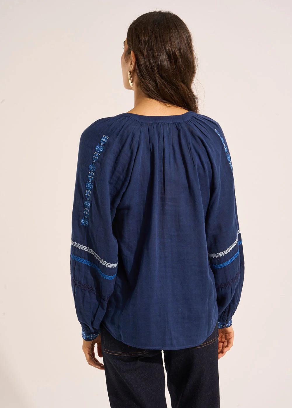 Chemisier en coton brodé et avec manches longues bouffantes – Image 3