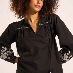 Blouse broderies contrastées