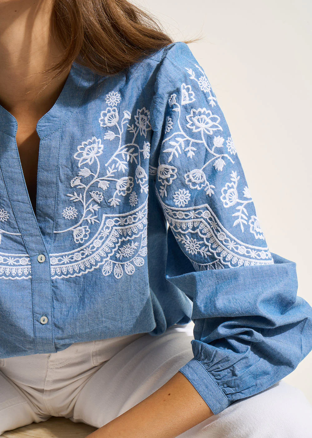 Chemise en chambray brodée