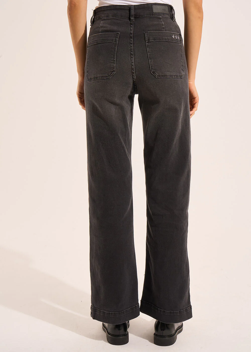 Jean à jambes larges avec revers et taille haute – Image 3