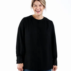 Blouse unie avec dentelle