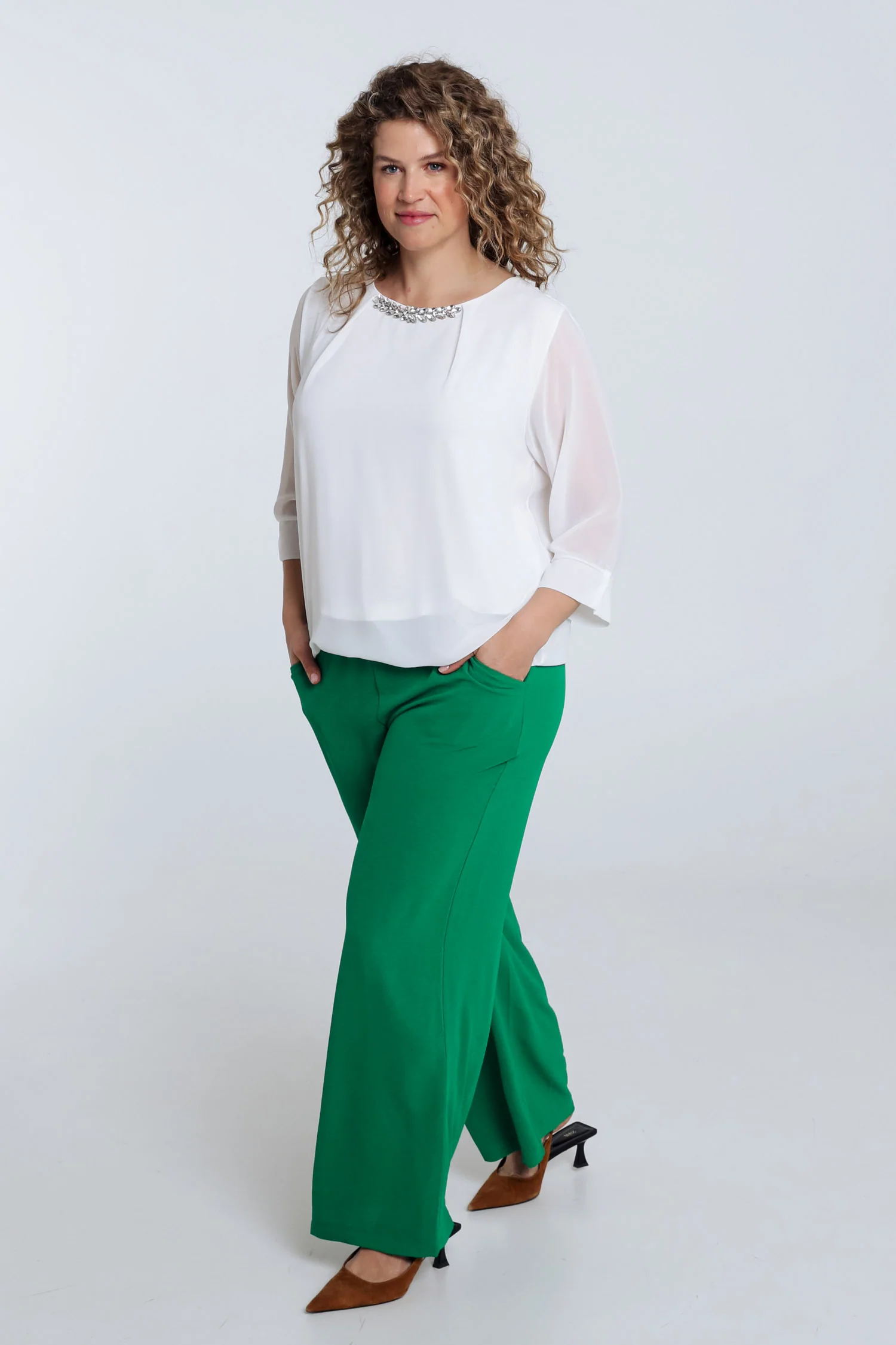 Blouse unie avec bijoux – Image 8
