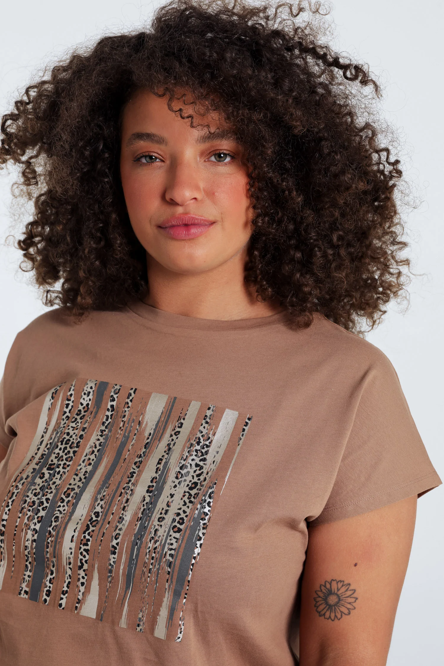 T-shirt uni en coton avec imprimé foil et léopard – Image 6