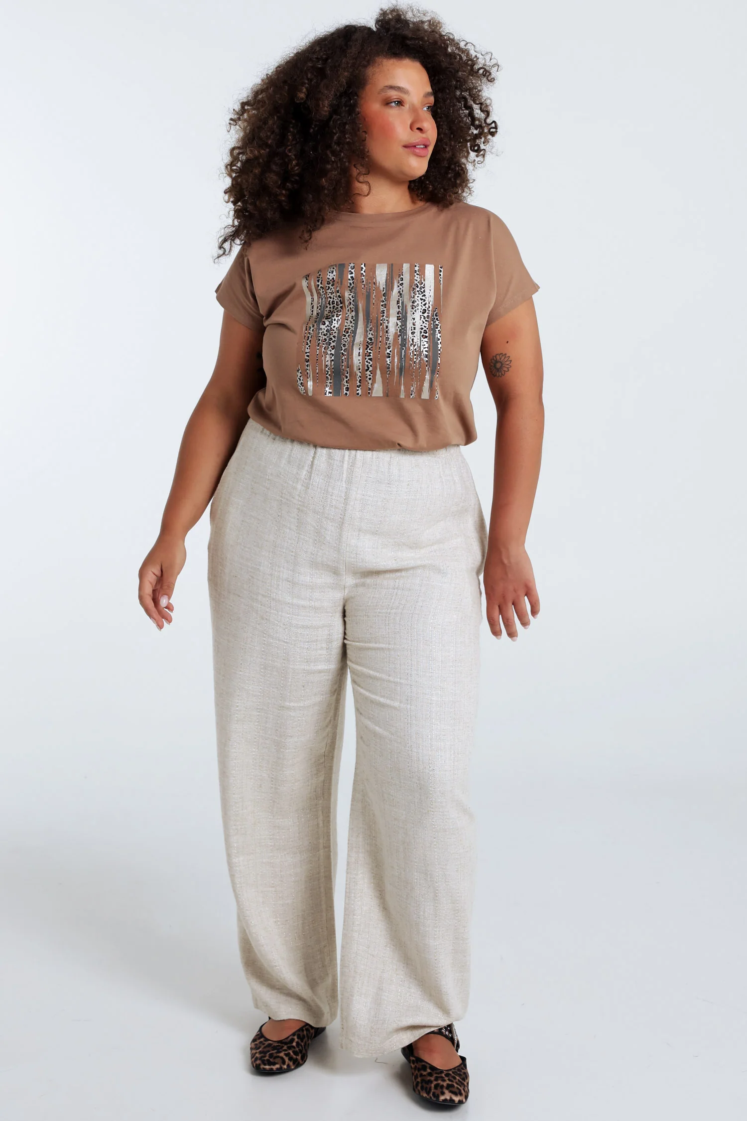 T-shirt uni en coton avec imprimé foil et léopard – Image 9