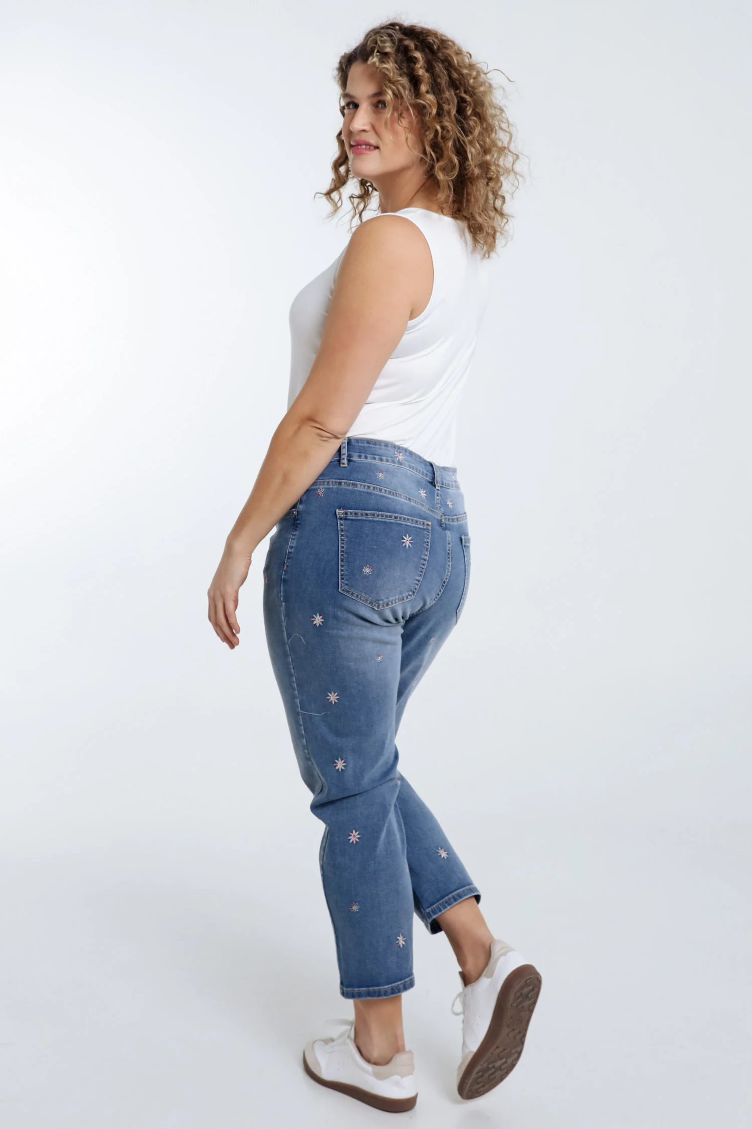 Jeans slim 7/8 avec fleurs brodées